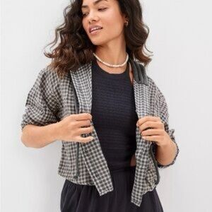 American Eagle Gray White Plaid Flannel Cropped Button Up Hoodie Sweater Shacket